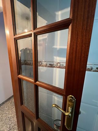 Puerta madera con cristales