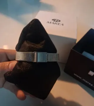 Reloj Marea Dorado con Detalles Brillantes