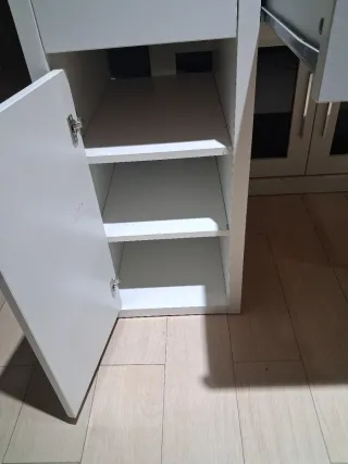 Escritorio Blanco Ikea. Marcas de uso. Ver fotos.