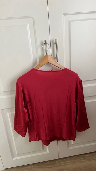 Blusa satinada roja elegante con botones