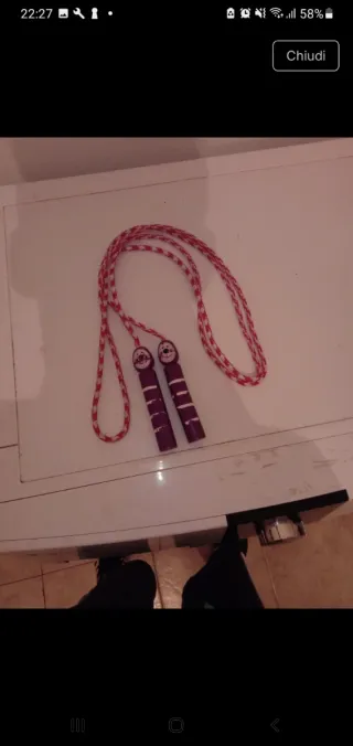 Corda per saltare con manici colorati