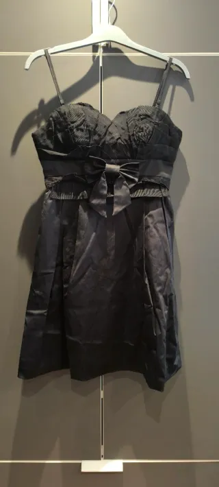 Vestido negro con lazo