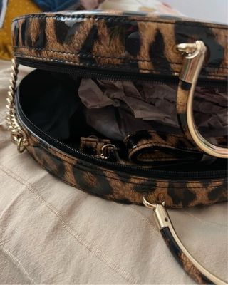 Bolso charol leopardo rígido