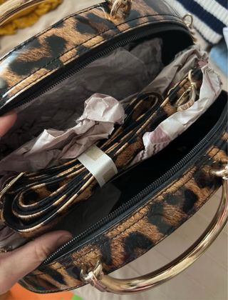 Bolso charol leopardo rígido