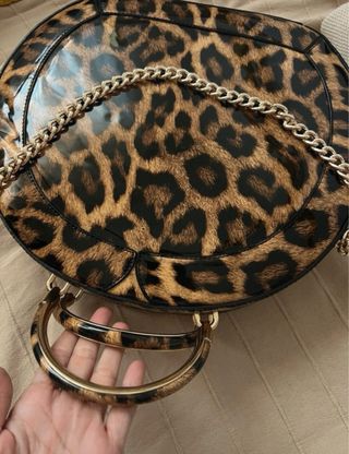 Bolso charol leopardo rígido