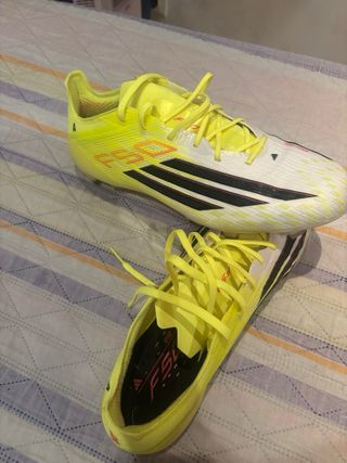 Botas de fútbol Adidas blancas y amarillas