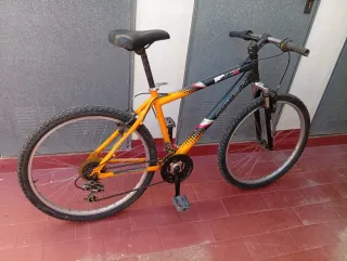 Bicicleta de montaña naranja y negra