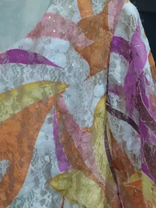 Blusa con brillos y estampado floral