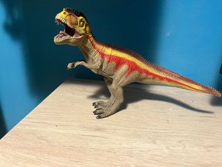 Dinosaurio de Juguete de tamaño mediano.