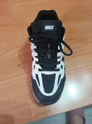 Zapatillas Nike Negras y Blancas Talla 37