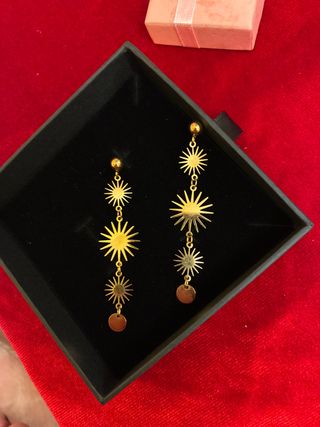 Pendientes largos de sol dorados