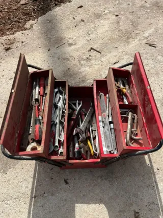 Caja de herramientas con llaves y alicates