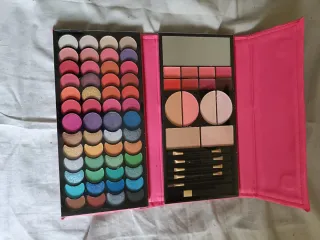 Paleta de maquillaje rosa acolchada