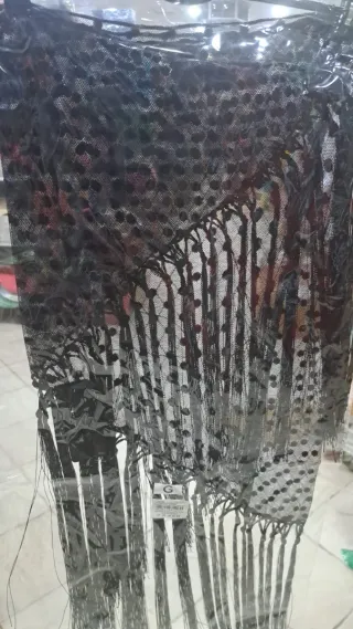 Mantón negro plumeti con flecos