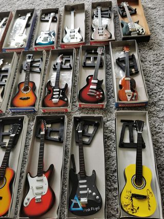 Lote 30 Mini Guitarras Colección + Soportes