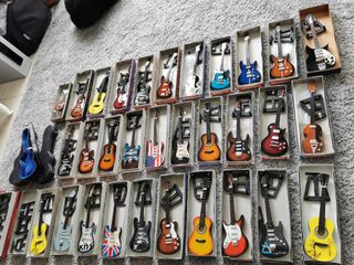 Lote 30 Mini Guitarras Colección + Soportes