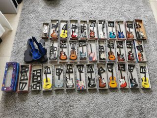 Lote 30 Mini Guitarras Colección + Soportes