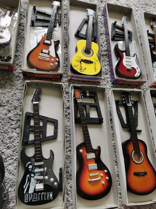 Lote 30 Mini Guitarras Colección + Soportes