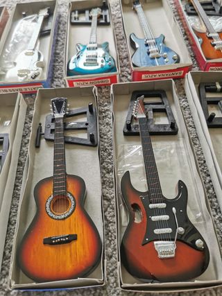 Lote 30 Mini Guitarras Colección + Soportes