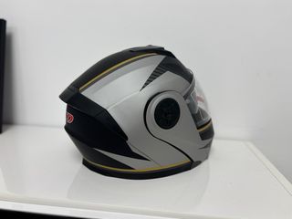 Casco de moto integral gris y negro