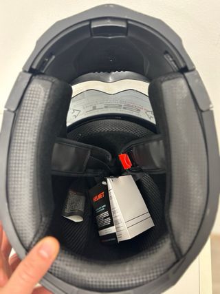 Casco de moto integral gris y negro