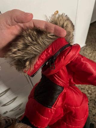 Chaqueta acolchada roja con capucha