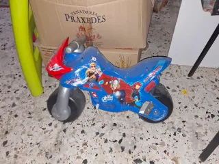 Moto infantil Avengers