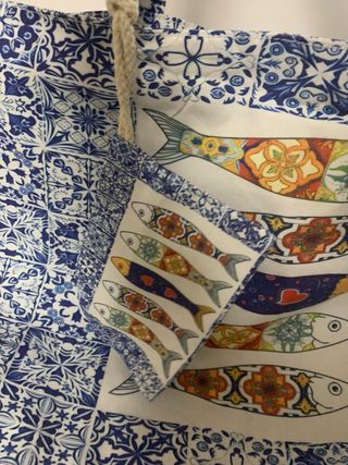 Saco e bolsa de praia com peixes