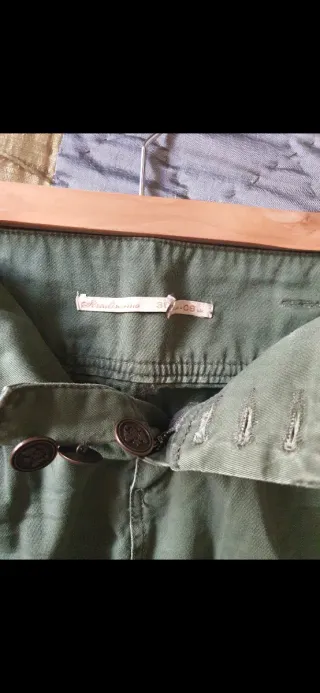 Falda mini Stradivarius verde desgastada