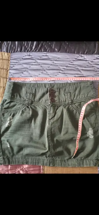 Falda mini Stradivarius verde desgastada