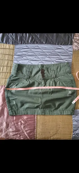Falda mini Stradivarius verde desgastada
