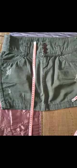 Falda mini Stradivarius verde desgastada
