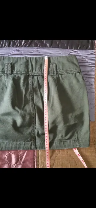 Falda mini Stradivarius verde desgastada