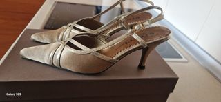 Zapatos de tacón beige y dorados