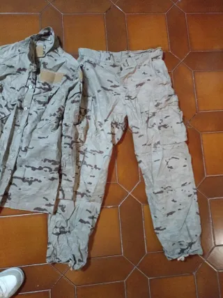 Traje militar árido