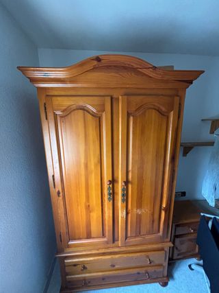 Armario de madera maciza con cajones