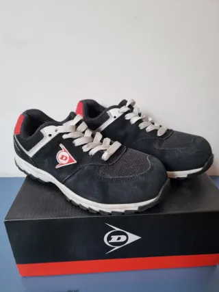 Zapatos de seguridad Dunlop negros y rojos