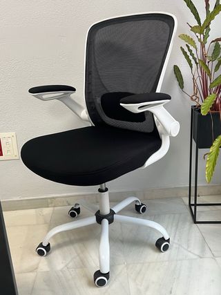 Tres sillas ergonómicas cómodas oficina blancas