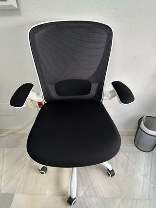Tres sillas ergonómicas cómodas oficina blancas