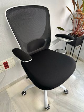 Tres sillas ergonómicas cómodas oficina blancas