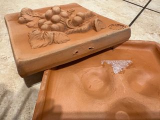 N. 2 quadretti terracotta decorati