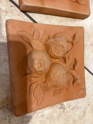 N. 2 quadretti terracotta decorati