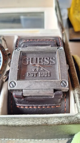 Reloj Guess Esfera Cuadrada Estilo Vintage