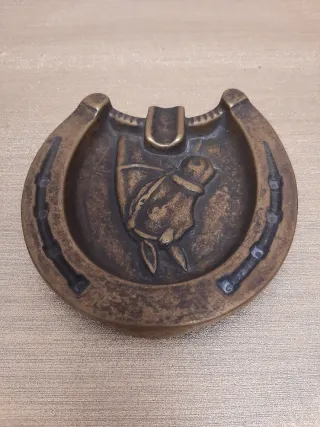 Cenicero de bronce con caballo y herradura