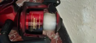 Carrete de pesca rojo y negro