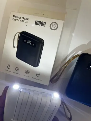 Power Bank 10.000 con Cables de Carga y Linterna