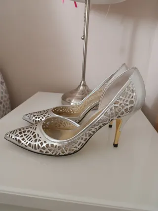 Zapatos de tacón plateados calados