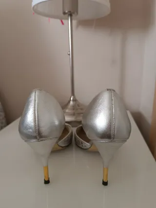 Zapatos de tacón plateados calados