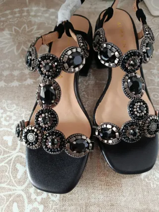 Sandalias tacón Alma en Pena negras pedrería
