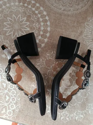 Sandalias tacón Alma en Pena negras pedrería